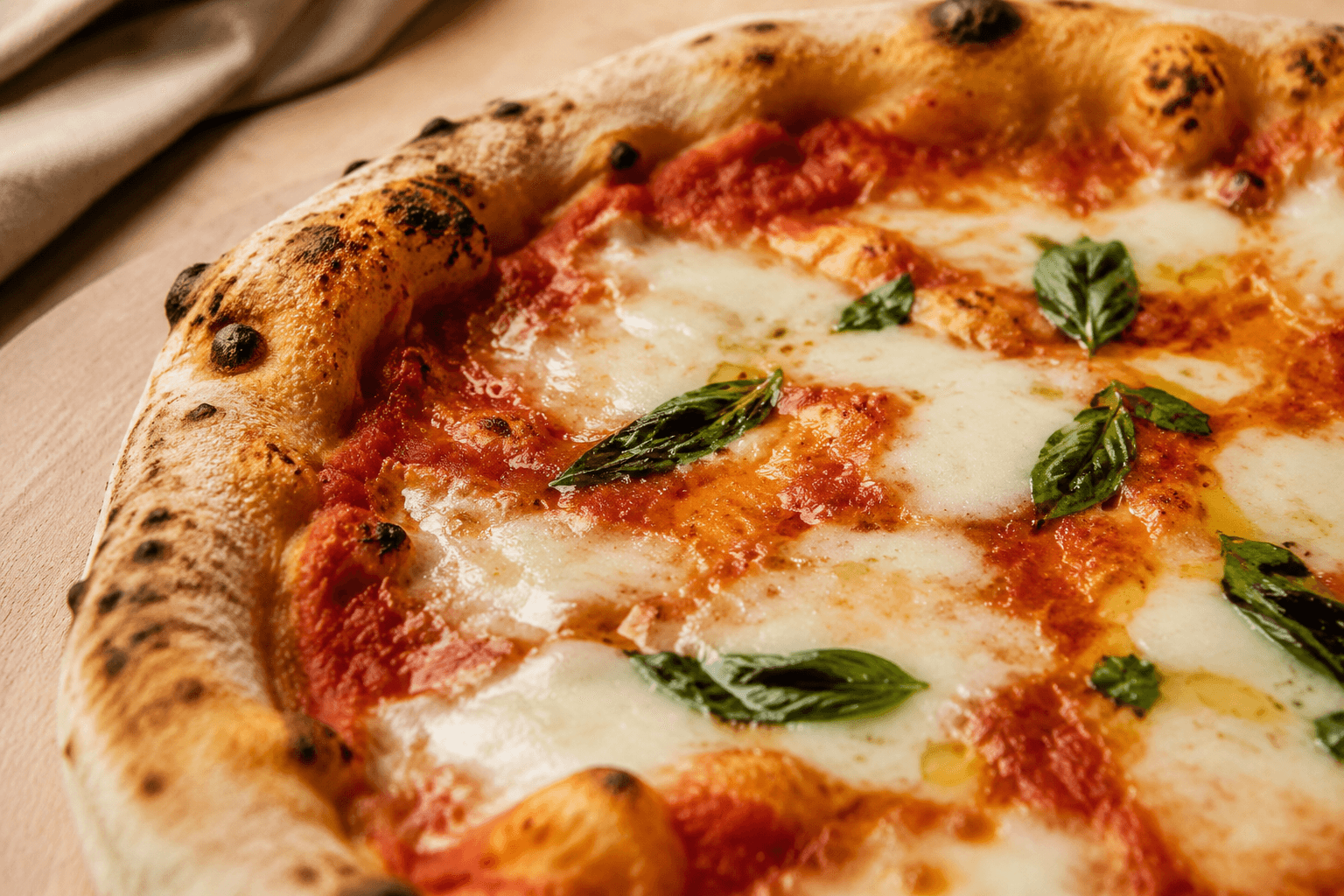 Close-up van Pizza Margherita met mozzarella en basilicum