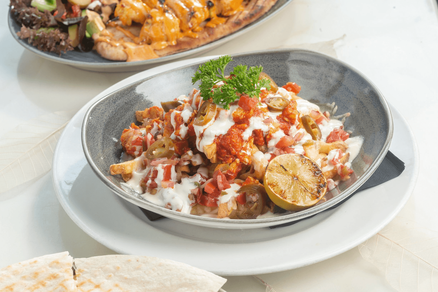 Close-up van nachos met kruidige kip en gesmolten cheddar