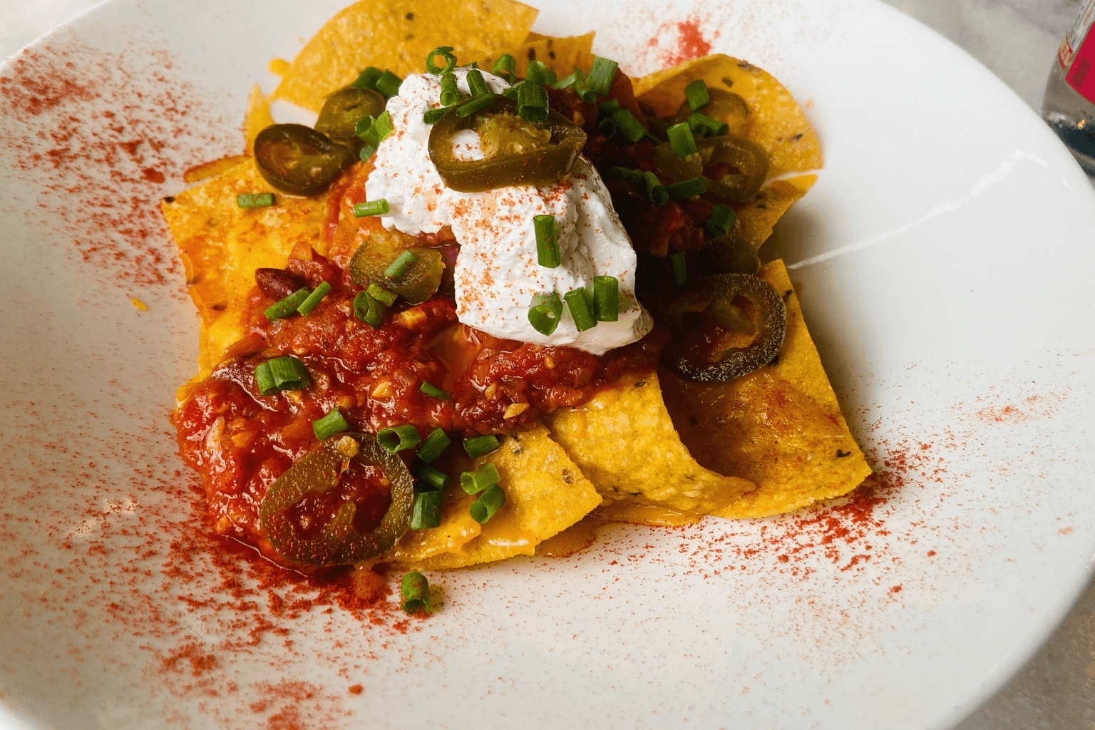Loaded nachos met verse toppings op een borreltafel