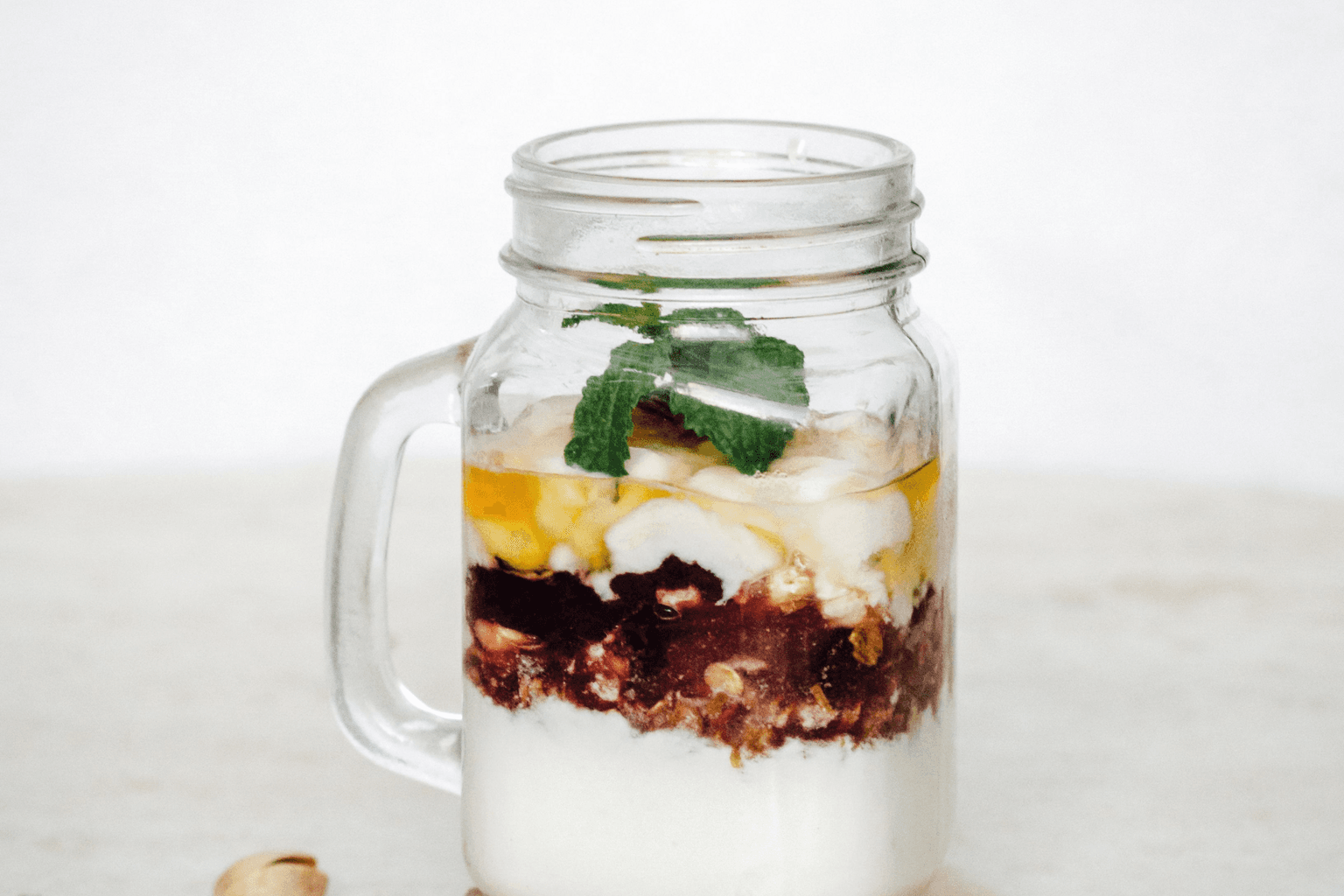 Close-up van romige overnight oats met mango