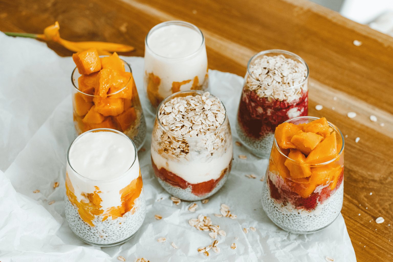 Mango-kokos overnight oats in een lichte ontbijtsetting