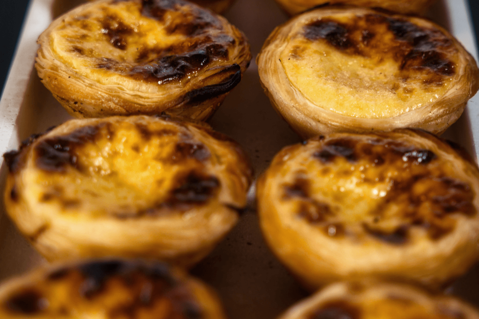 Close-up van knapperige pastéis de nata met romige custard