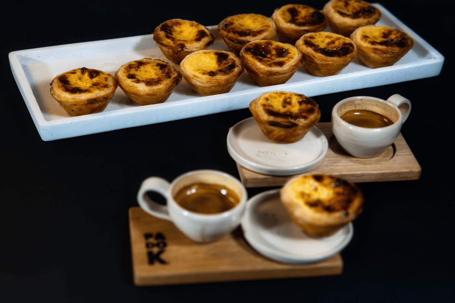 Portugese roomtaartjes in een warme patisseriesetting