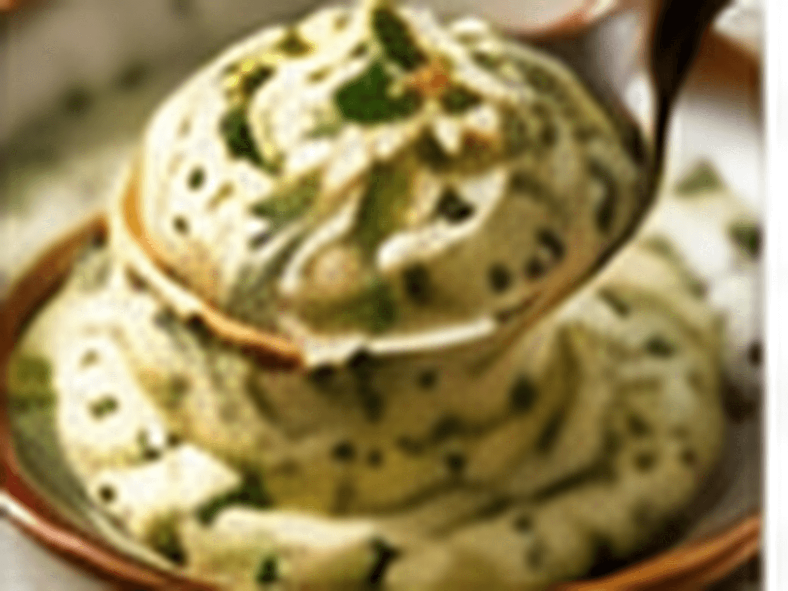 Close-up van romige knoflook-kruidensaus