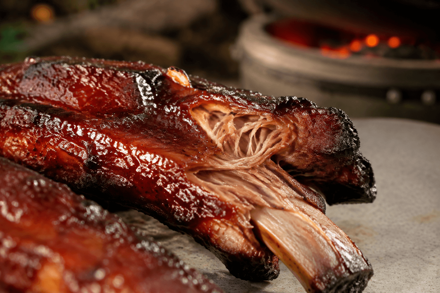 Close-up van malse spareribs met glanzende barbecuesaus