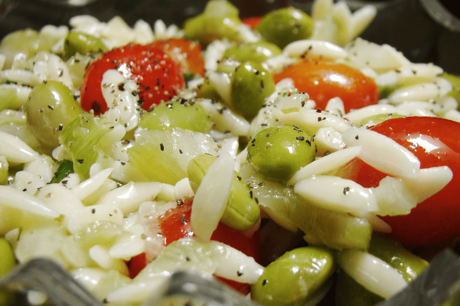 Close-up van orzosalade met gegrilde groenten en feta