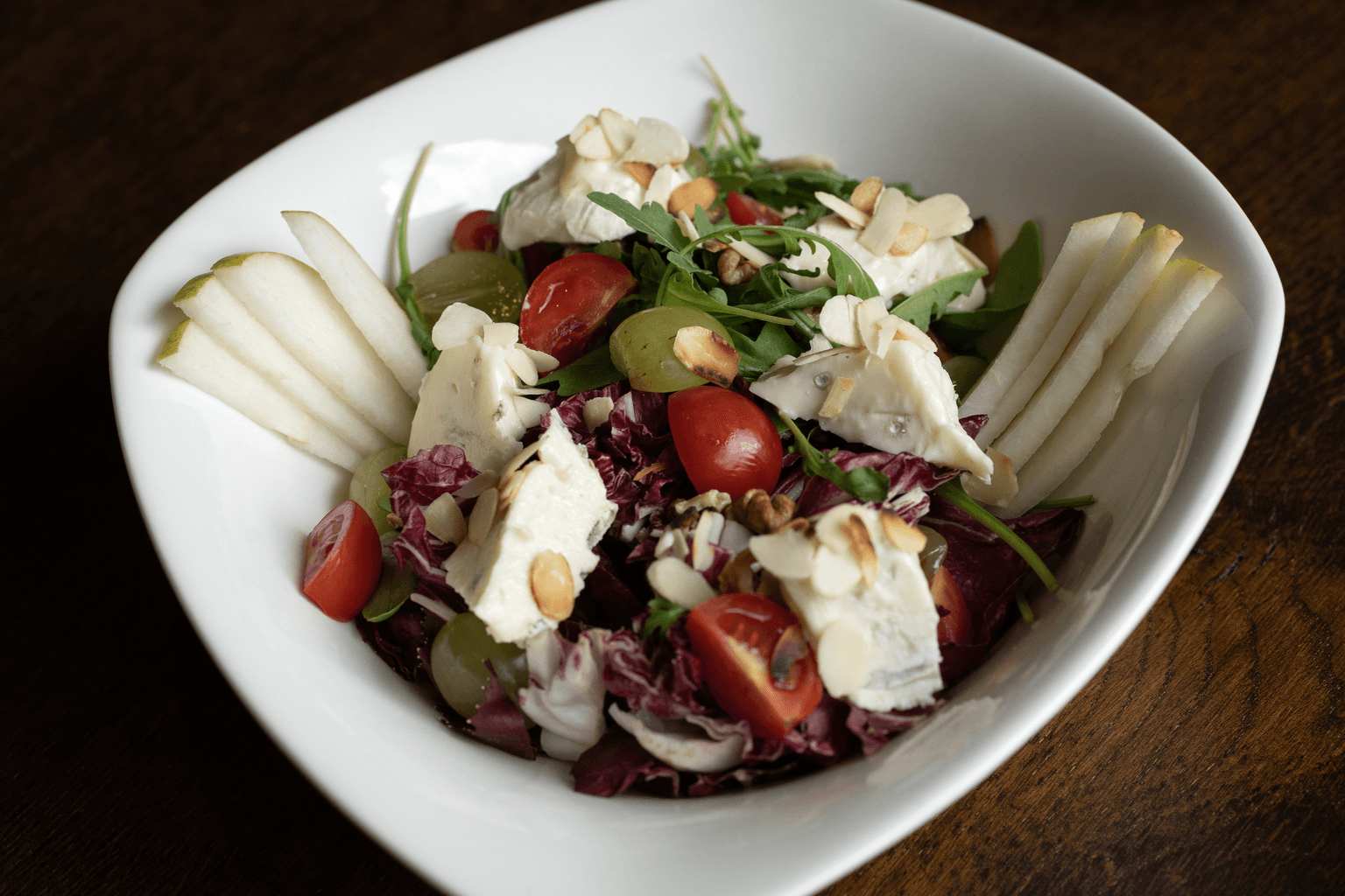 Salade met geitenkaas, peer en gekaramelliseerde walnoten