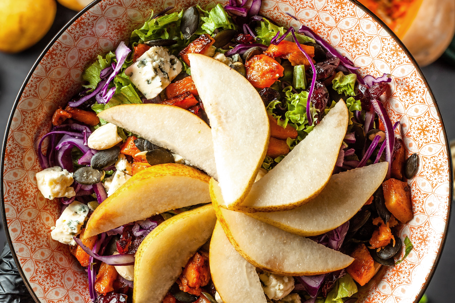 Geitenkaassalade met peer in een elegante lunchsetting