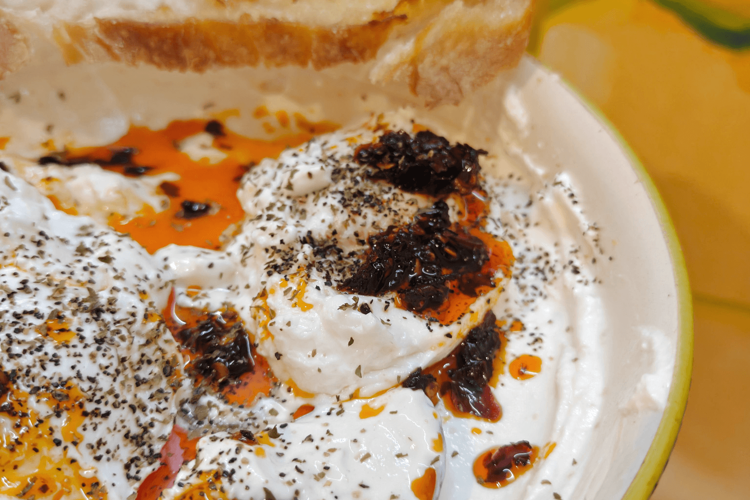 Turkse eieren met knoflookyoghurt en chiliboter
